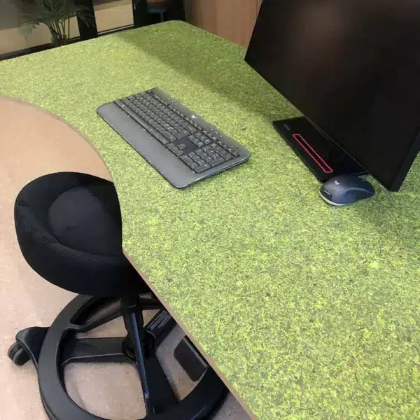 Skreddersydd bordplate av mose på kontor
