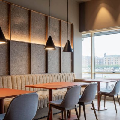 Lyddemping i restauranten med Søuld paneler på Marriott Hotell