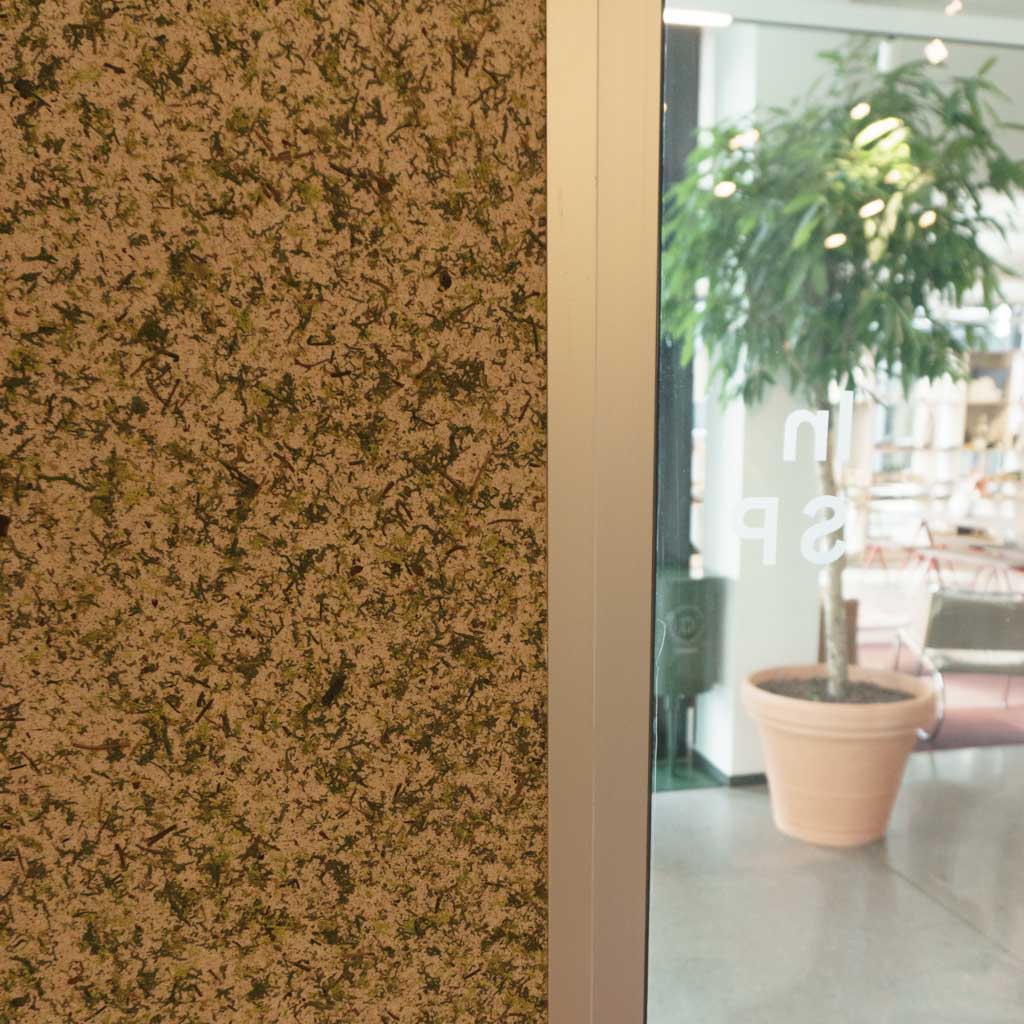 Biofilisk lyddempende design med mose