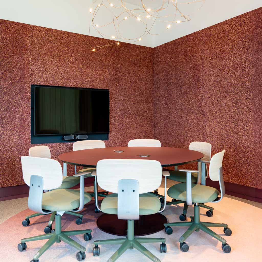 Lydpanel i roseblader på møterom hos Innlandet Science Park