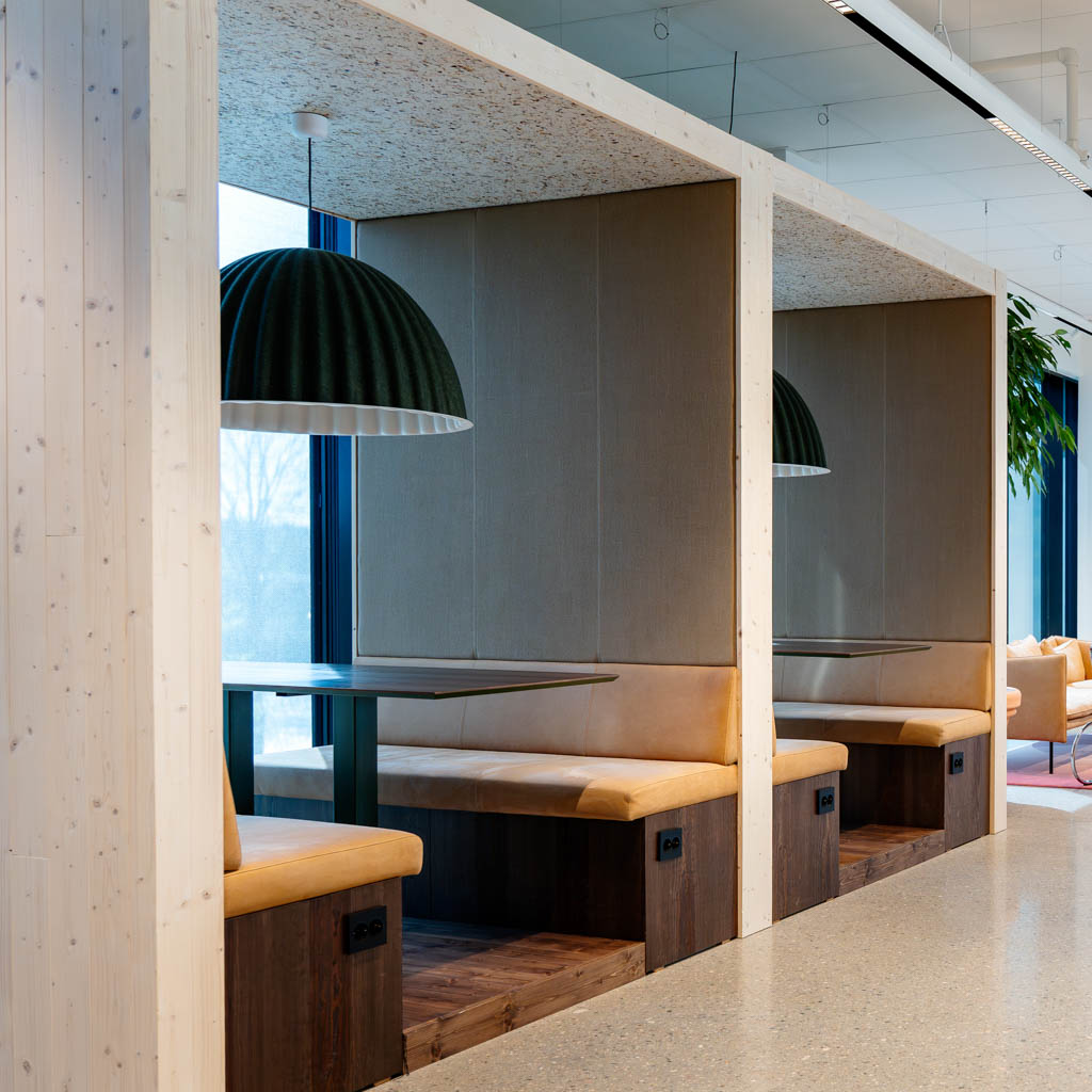 Sittebåser med dekor av stråtapet