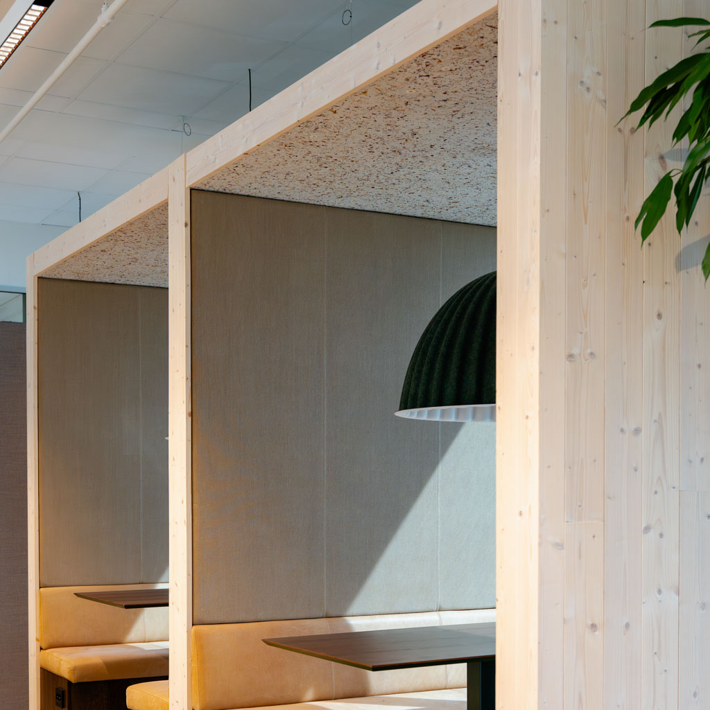 Sittebåser i kantine med stråtapet hos Innlandet Science Park