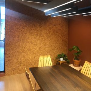 Dekorative kork fliser som kontrasvegg på kontoret til Made by Wood