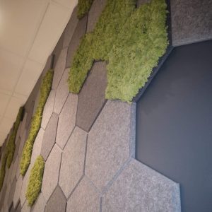 Hexagon fliser i mose i kontorbygget på Parallell Oslo