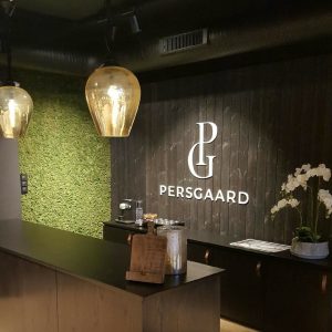 Flott norsk håndlaget mose vegg på showroom til Persgaard