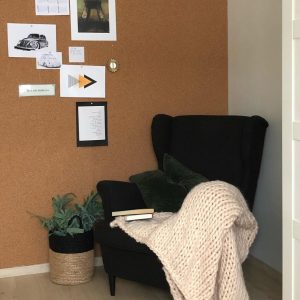 Lunt og innbydende lesekrok med vegg av kork rull