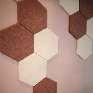 Lekre hexagon fliser i lydabsorberende materiale