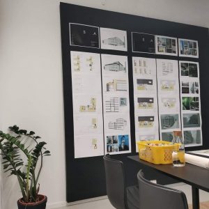 Lyddempende oppslagstavle i resirkulert materiale på arkitekt kontor i Drammen